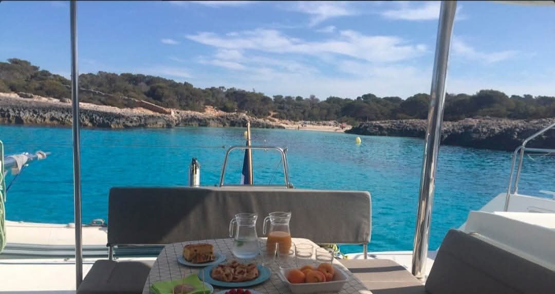 catamaran avec cuisine en Méditerranée