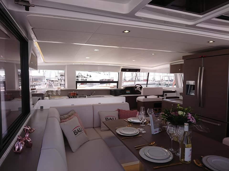 Service de restauration sur catamaran