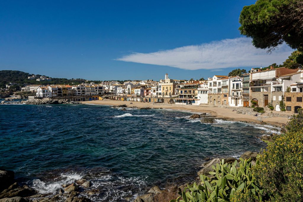 une ville au bord de l'eau